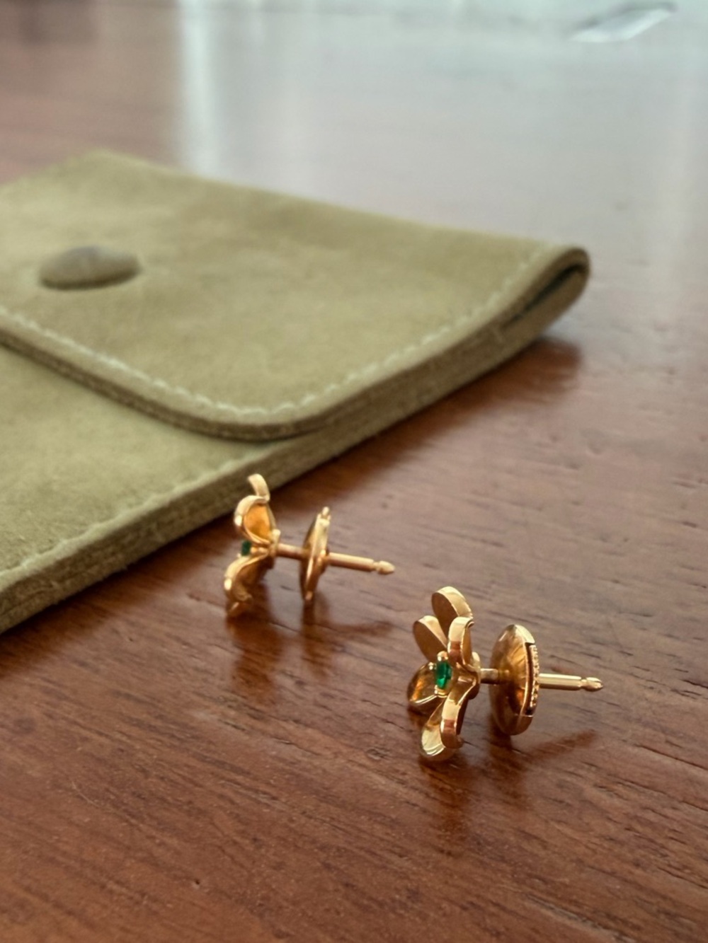 Van Cleef & Arpels Frivole earrings, mini model, 18K Yellow Gold and Emerald - Picture 2 of 8